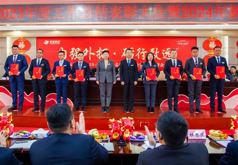 總裁助理周景霞、楊鳳其  為卓越店總頒獎
