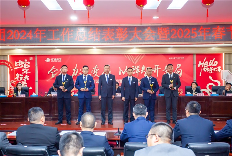 集團(tuán)高級(jí)總監(jiān)單剛、李峰為續(xù)保最佳表現(xiàn)獎(jiǎng)網(wǎng)格化服務(wù)最佳表現(xiàn)獎(jiǎng)、信貸最佳表現(xiàn)獎(jiǎng)、后市場(chǎng)最佳表現(xiàn)獎(jiǎng)?lì)C獎(jiǎng)7